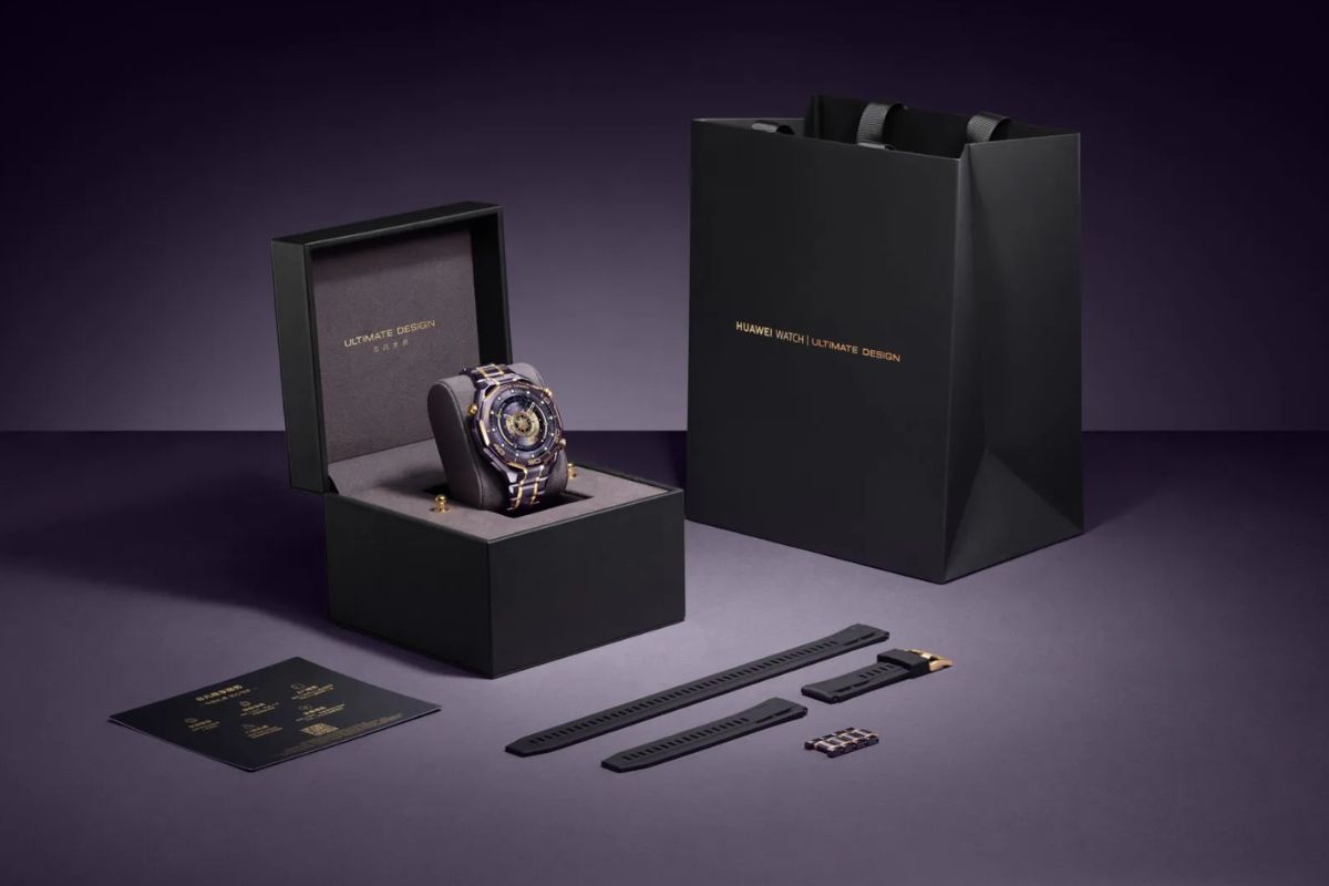 Montre dans boîte noire avec accessoires.