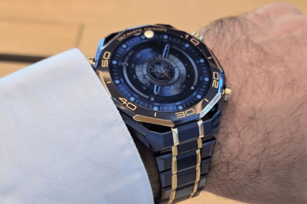 Montre élégante au poignet avec cadran moderne.