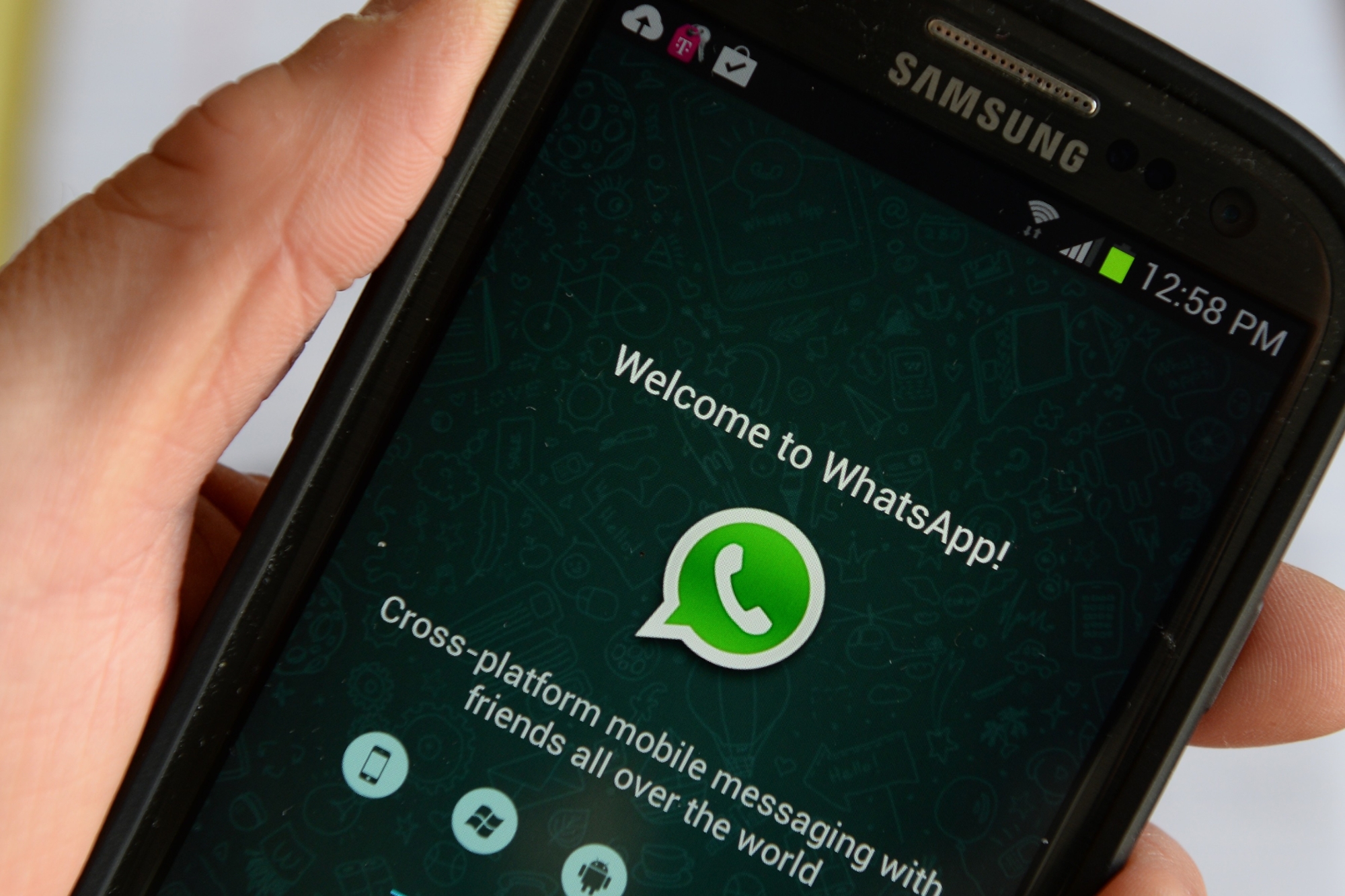 Écran d'accueil de l'application WhatsApp sur téléphone.