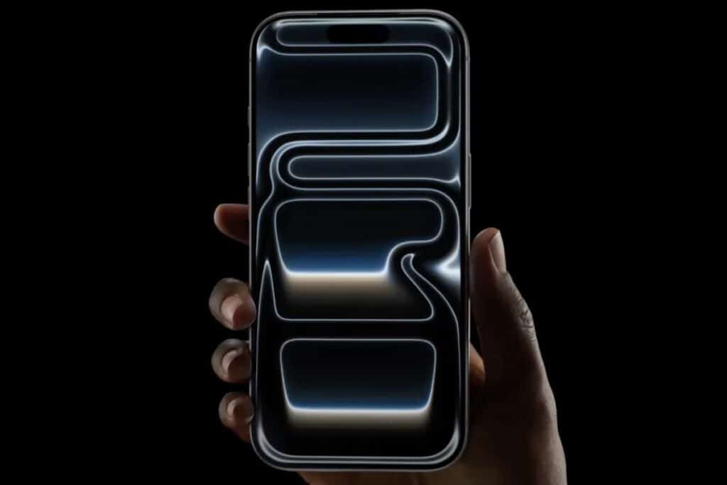 Main tenant smartphone avec écran dynamique.