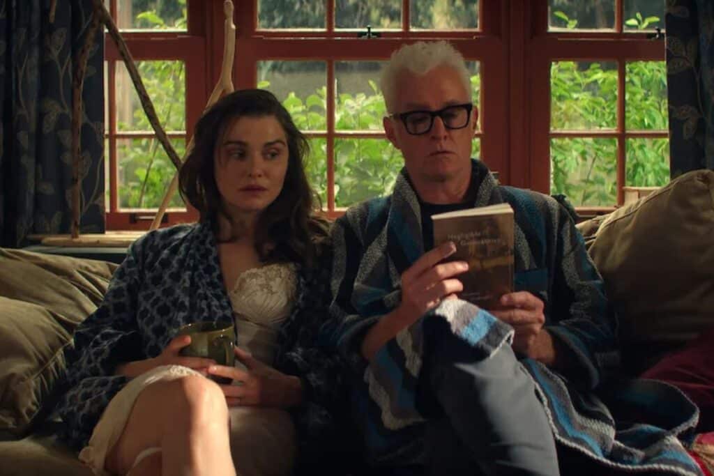 Deux personnes lisant sur un canapé.