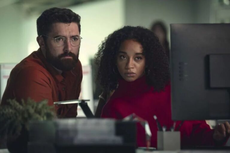 Deux personnes regardent un écran ensemble.