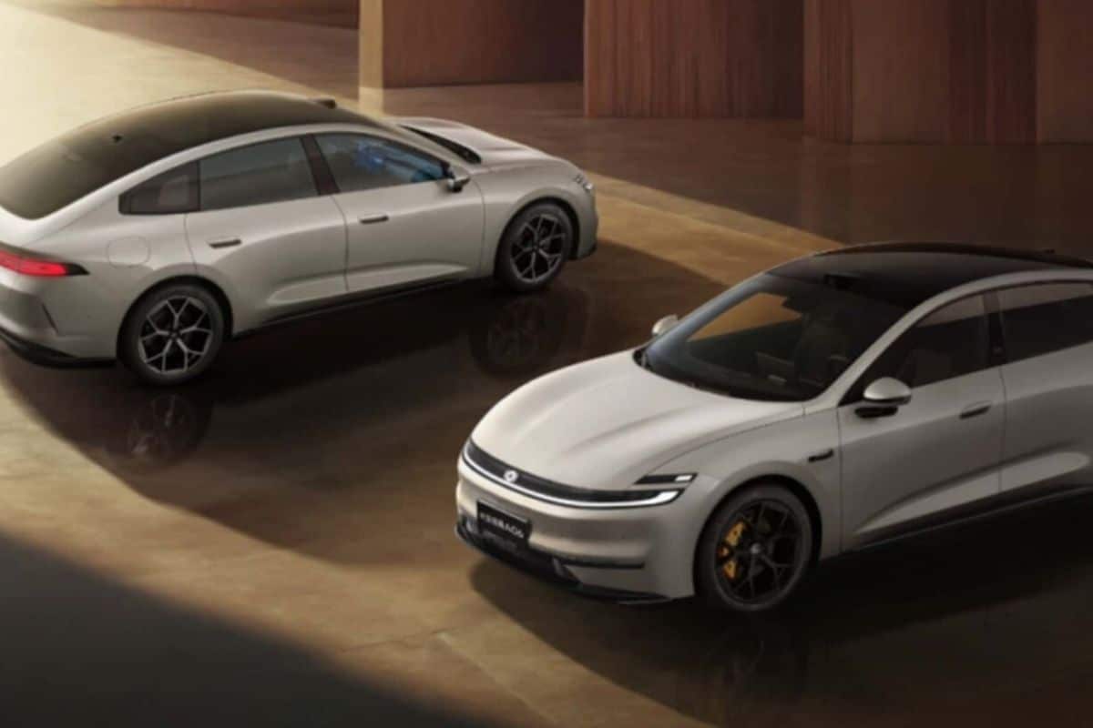 Deux voitures électriques blanches garées intérieurement.