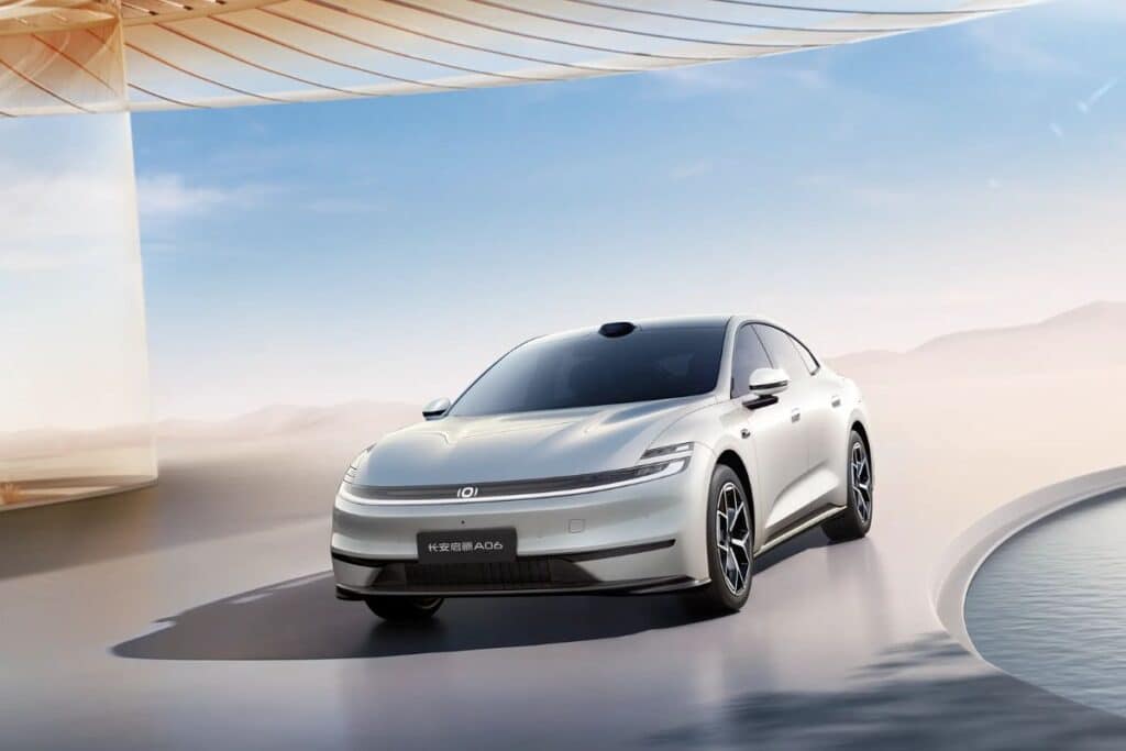 Voiture électrique blanche moderne sur route futuriste.