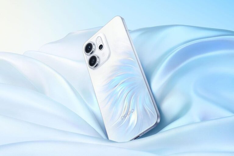 Smartphone blanc sur fond de soie bleue.