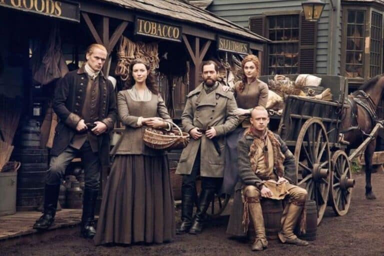 Personnes en costumes historiques devant une boutique.