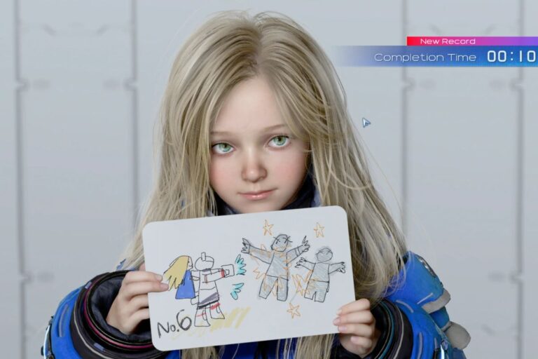 Enfant blonde tient un dessin coloré.