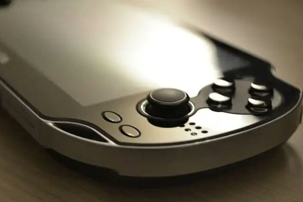 Console de jeu portable sur une table en bois.