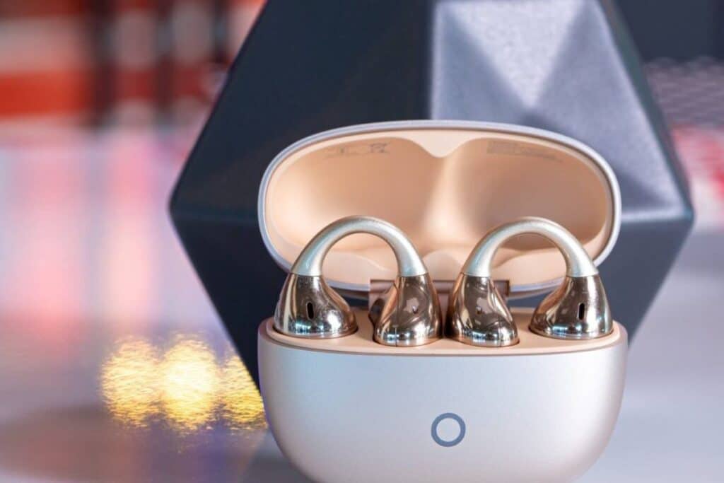 Étui ouvert contenant trois accessoires métalliques.