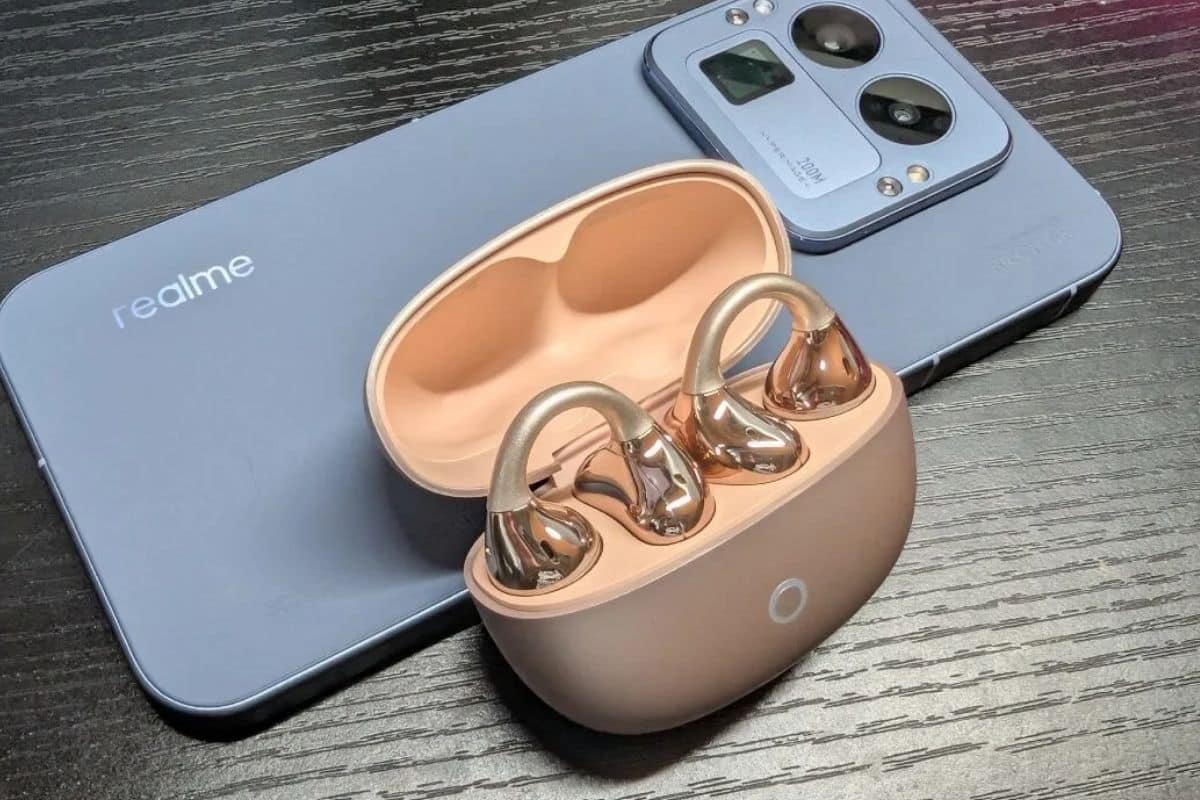 Smartphone et écouteurs sur une table en bois.