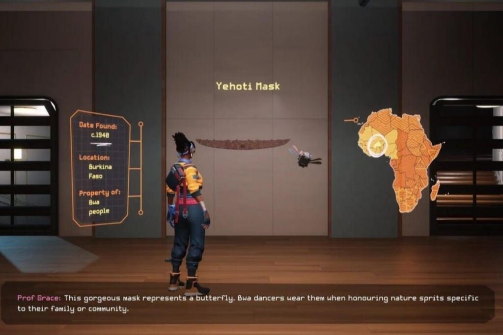 Personne regardant un masque au Burkina Faso.