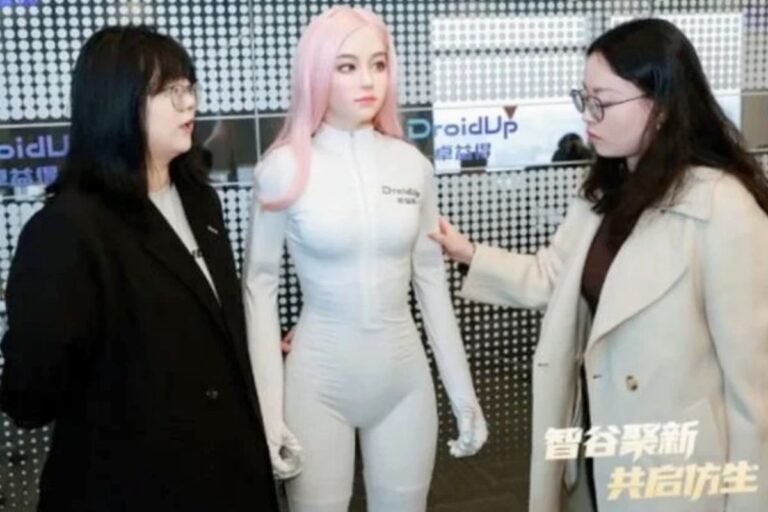 Deux femmes regardant un robot humanoïde.