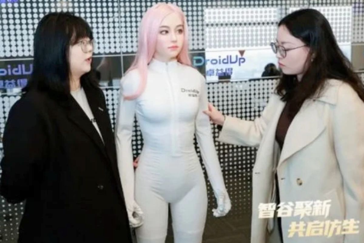 Deux femmes regardant un robot humanoïde.