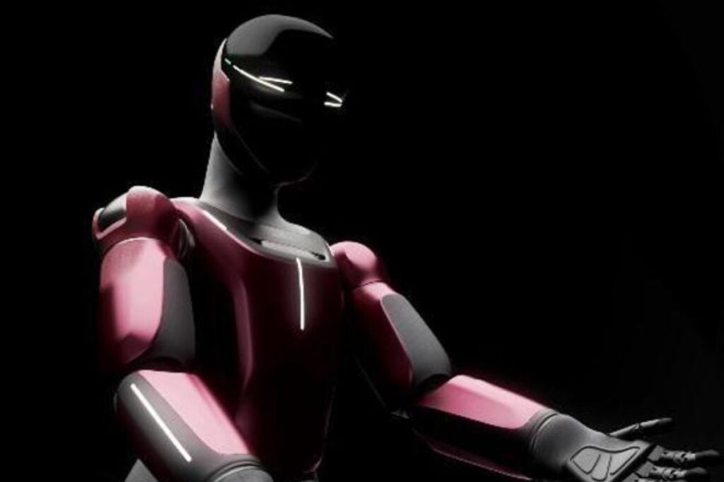 Robot humanoïde noir et rouge sur fond sombre.