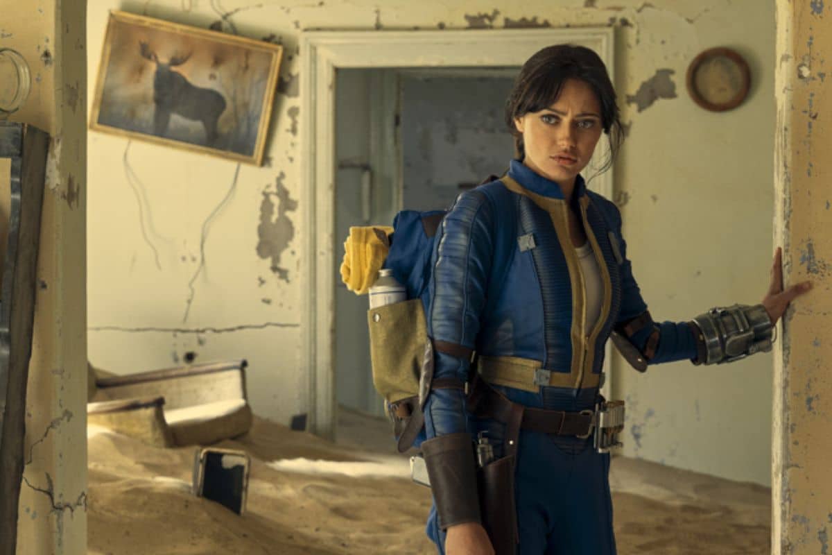 Personne en combinaison bleue dans un bâtiment en ruine.