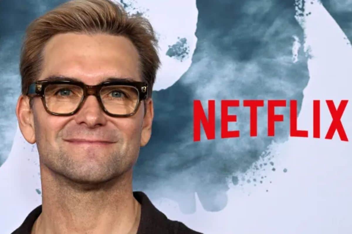 Homme devant logo Netflix.