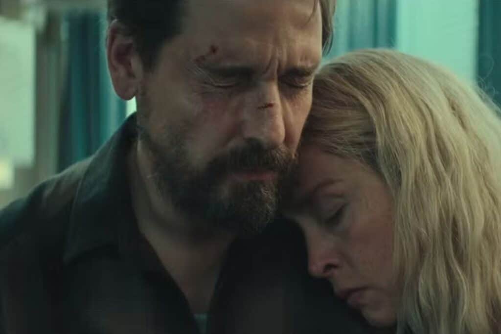 Couple étreint, expressions de tristesse.