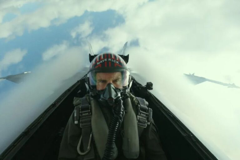 Pilote à l'intérieur d'un avion de chasse.
