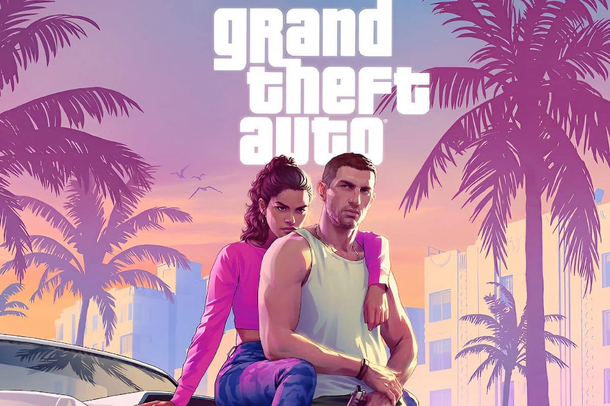 Couple assis sur une voiture devant palmiers.