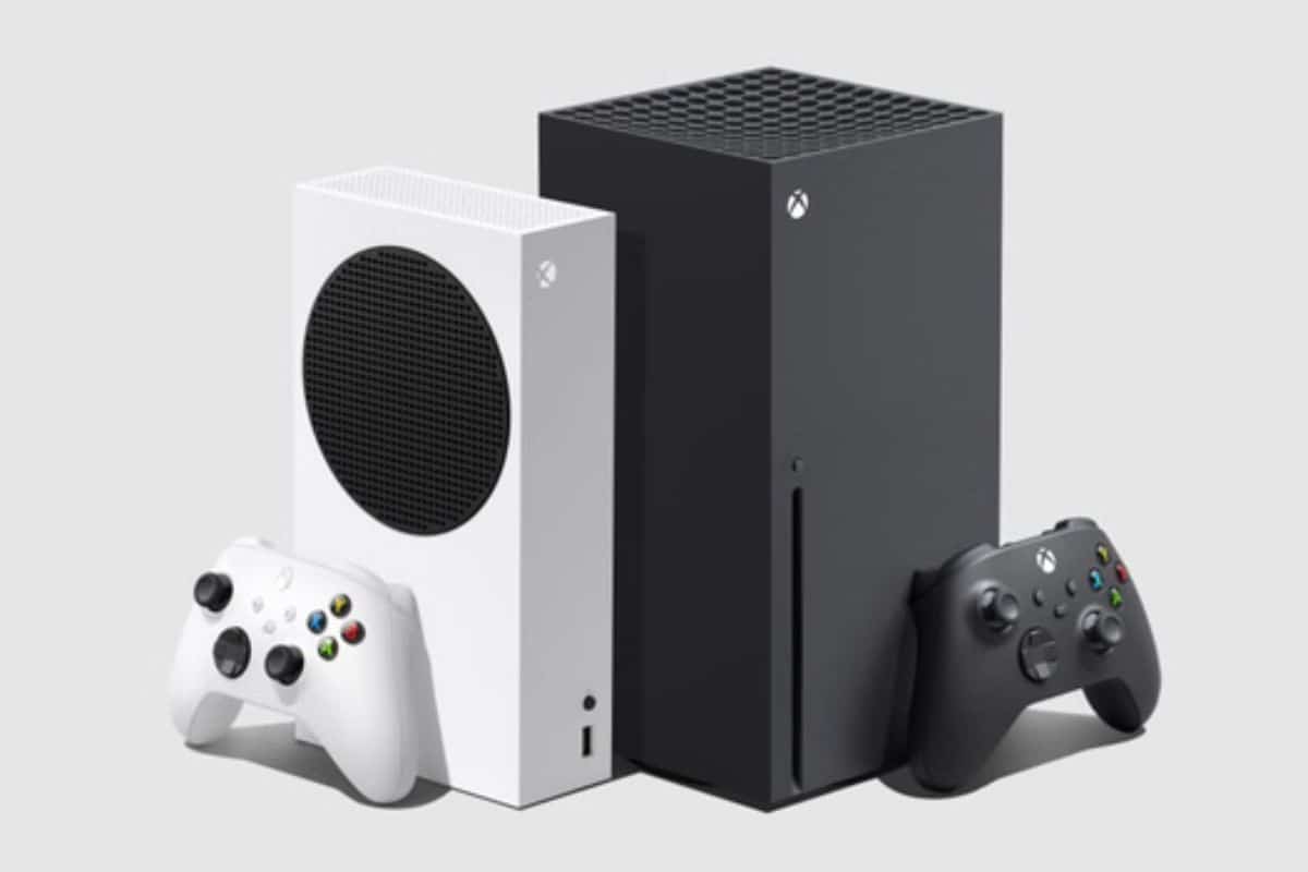 Deux consoles de jeu avec leurs manettes