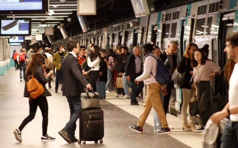 ambiance sur les quais du rer a